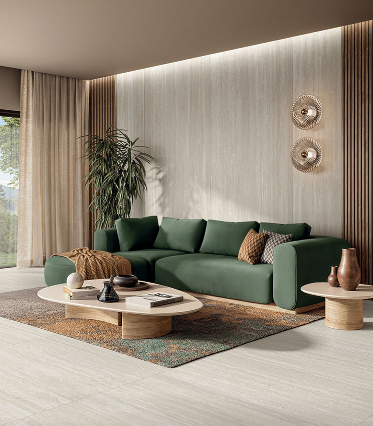 Elegantes Wohnzimmer mit Boden und Wandverkleidung aus Feinsteinzeug in Travertinoptik, modernen Möbeln und natürlichen Farbtönen für ein warmes, stilvolles Ambiente.