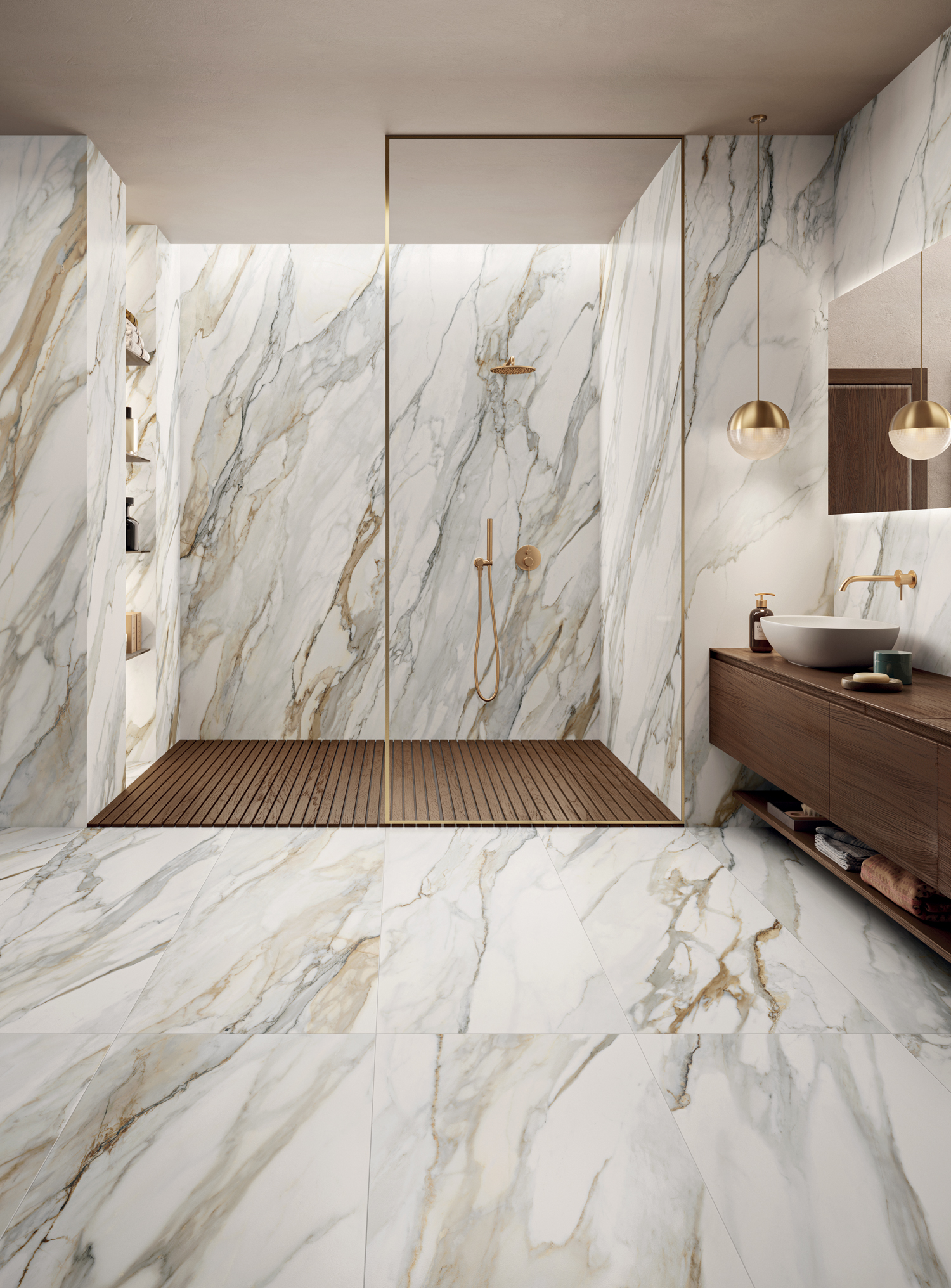 Elegantes und helles Badezimmer mit Boden und Wänden, einschließlich einer großzügigen Dusche, die mit Feinsteinzeug in weiß-goldener Marmoroptik verkleidet sind.