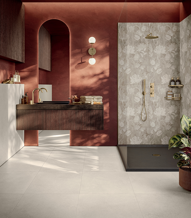Modernes Badezimmer mit warmer, materieller Ausstrahlung, gestaltet mit Boden- und Wandflächen aus der Kollektion Formula von Panaria Ceramica. Form Cotton Naturale bildet die neutrale Basis des Raums, während das florale Dekor Garden Naturale den Duschbereich prägt und einen raffinierten Kontrast zu den terrakottafarbenen Wänden und dunklen Möbeln schafft.