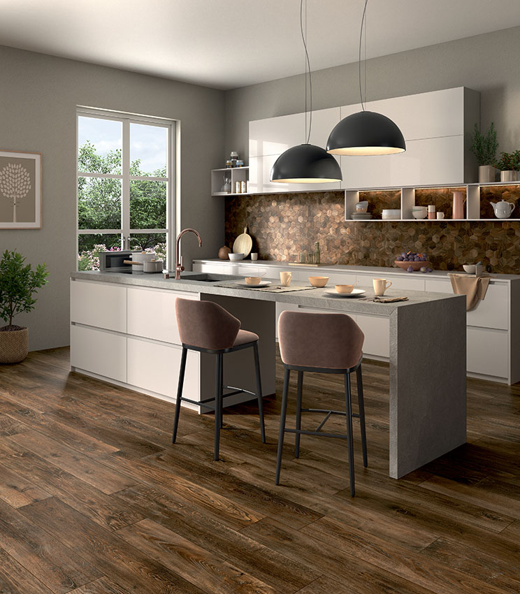 Moderne weiße Küche mit Kochinsel und Essplatz, Boden aus dunklen Dielen im Feinsteinzeug in Holzoptik und passendem Backsplash aus sechseckigem Keramikmosaik