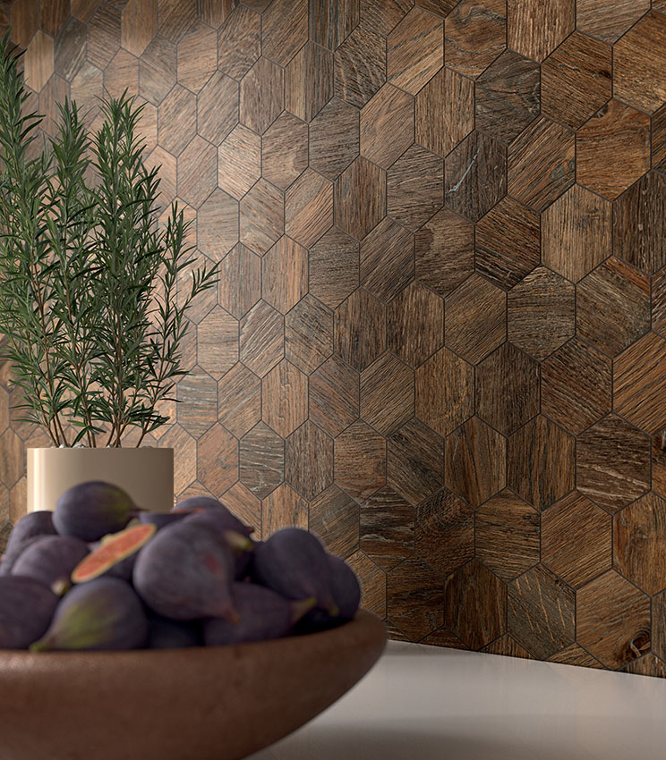 Nahaufnahme eines Küchen-Backsplashs, verkleidet mit sechseckigem Mosaik aus Feinsteinzeug in dunkler Holzoptik