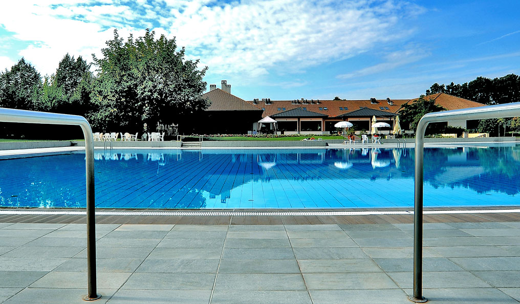 Mit Blick in den Himmel. Am Poolrand mit Panaria Ceramica